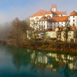 Kloster Sankt Mang und Lech im Nebel