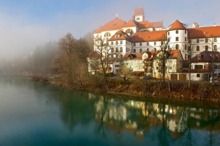 Kloster Sankt Mang und Lech im Nebel