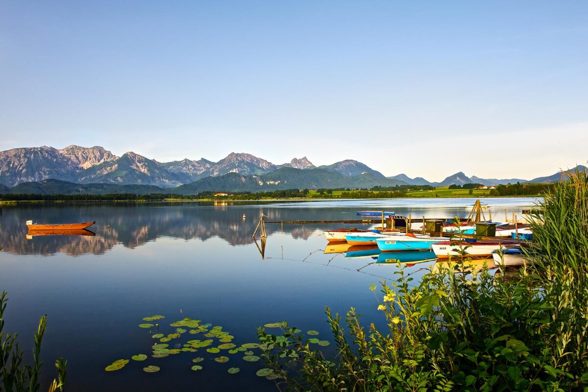 Alpensee mit Booten Kalte Farben: Ruhe und Harmonie