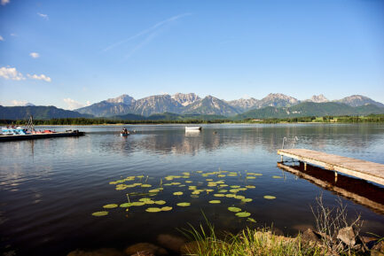 Hopfensee mit den Tannheimer Bergen im Hintergrund