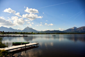 Hopfensee mit Boot und Berglandschaft 2015