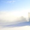 Verschneite Landschaft im Nebel im Allgäu