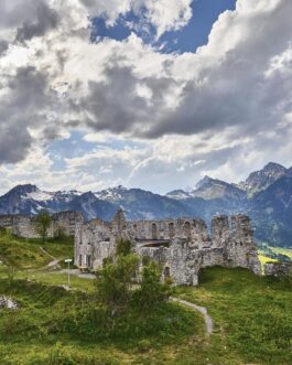 Burgruine Ehrenberg in den Alpen