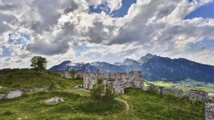 Burgruine Ehrenberg in den Alpen