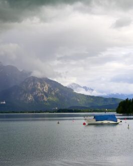 Forggensee bei bewölktem Himmel