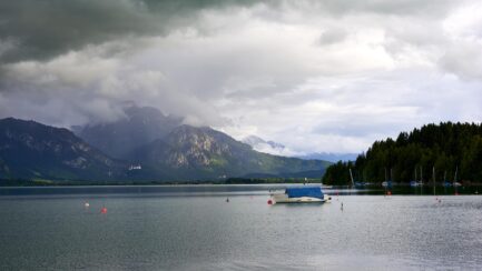 Forggensee bei bewölktem Himmel