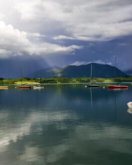 Segelboote auf dem Forggensee bei wechselndem Wetter