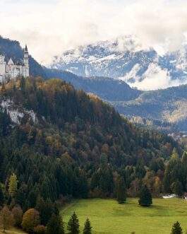 Herbstliches Neuschwanstein in den Bergen