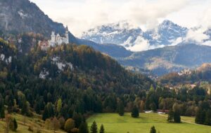 Herbstliches Neuschwanstein in den Bergen