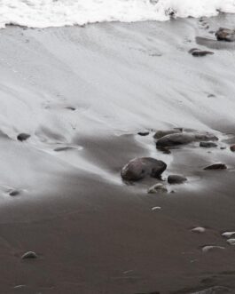 Schwarzer Strand im sanften Wellengang