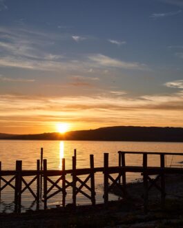 Sonnenuntergang über dem Bodensee mit Holzsteg