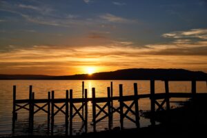 Holzsteg am Bodensee bei Sonnenuntergang