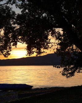 Abendstimmung am Bodensee mit Boot im Vordergrund