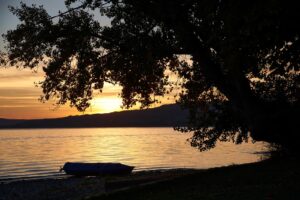 Abendstimmung am Bodensee mit Boot im Vordergrund