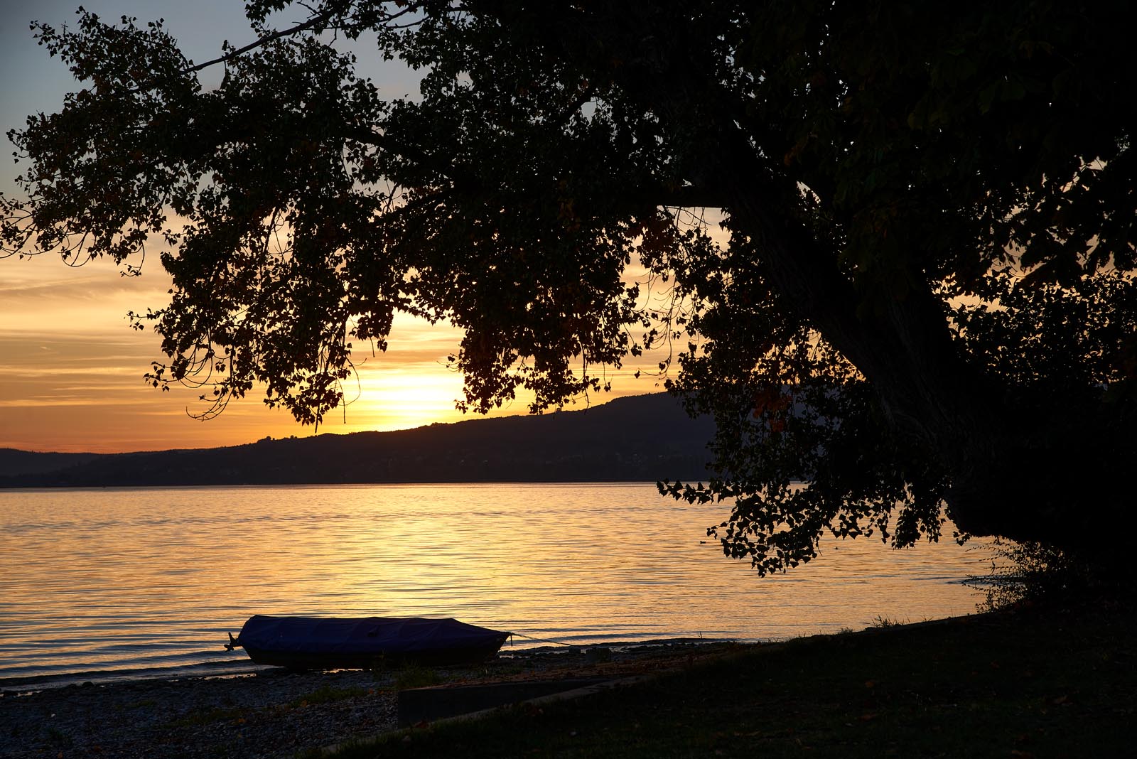 Abendstimmung am Bodensee mit Boot im Vordergrund