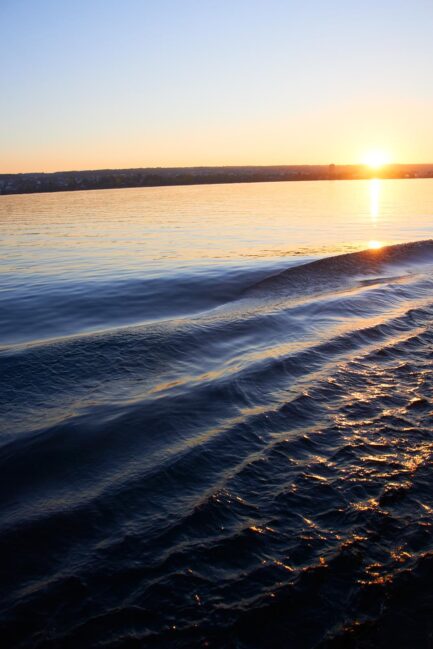 Wellen des Bodensees bei Sonnenuntergang