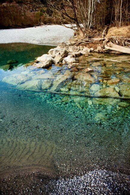 Klares Wasser des Lech, Österreich