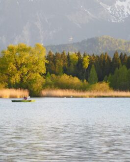 Idyllisches Boot auf dem See