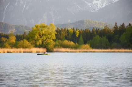 Idyllisches Boot auf dem See