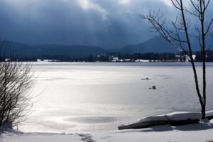 Winterstille am gefrorenen See