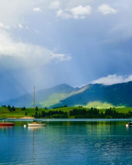 Segelboote auf dem Forggensee bei Sonnenstrahlen und Wolken