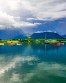 Segelboote auf dem Forggensee bei wechselndem Wetter – Hahnemühle Sustainable Photo Satin 220