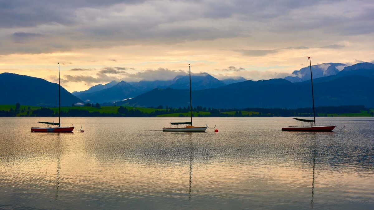 Forgensee Segelboote in stiller Harmonie - FINE ART PRINT Bilder in Museumsqualität kaufen