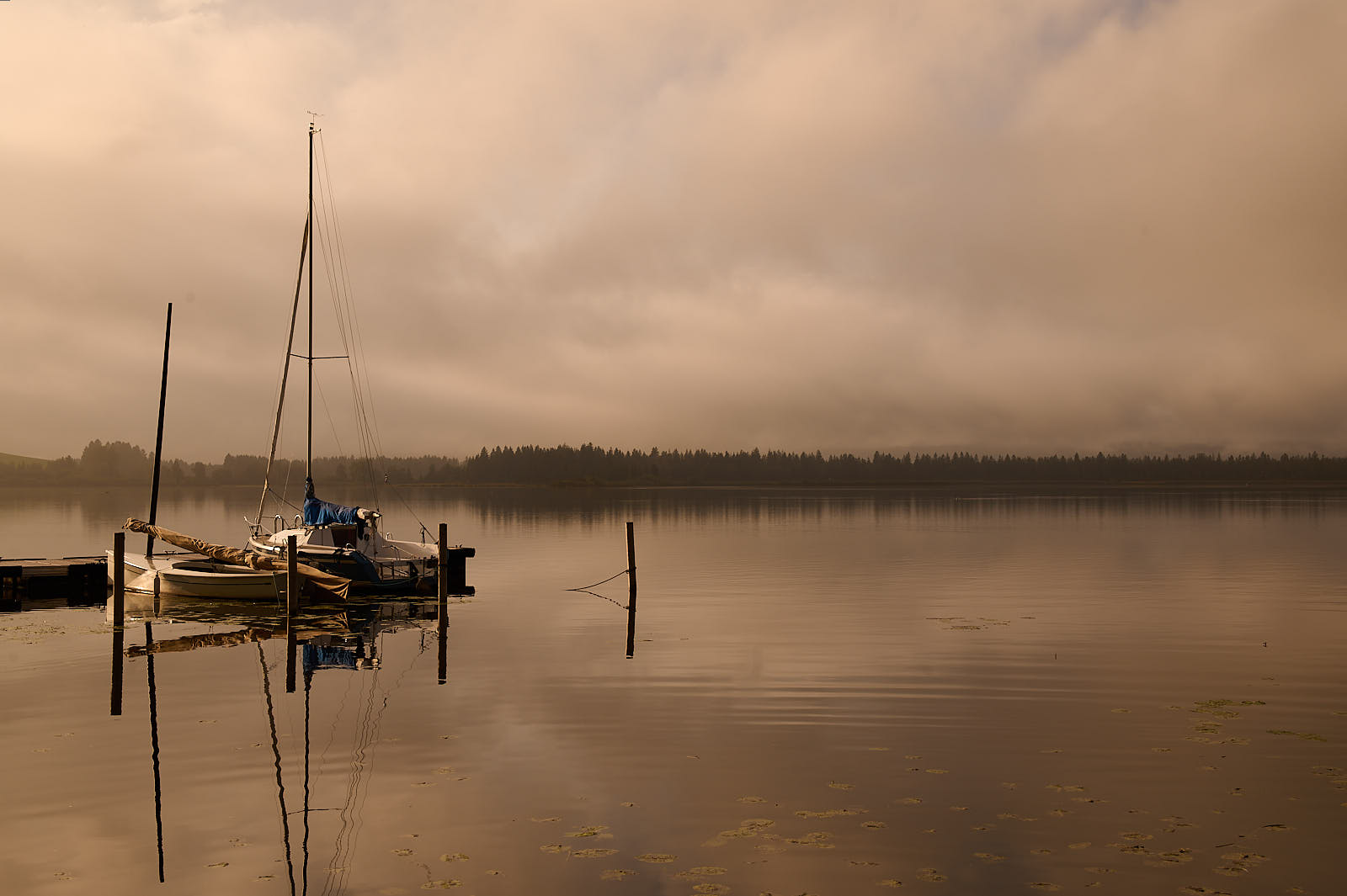 Spiegelung im Morgenlicht – Segelboote in stiller Harmonie