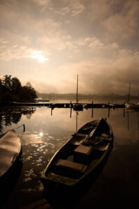 Morgenglanz am Steg – Boote im stillen Licht